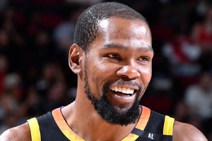 杜兰特最早将在下周被太阳交易,多队展开激烈争夺 杜兰特最早将在下周被太阳交易,多队展开激烈争夺